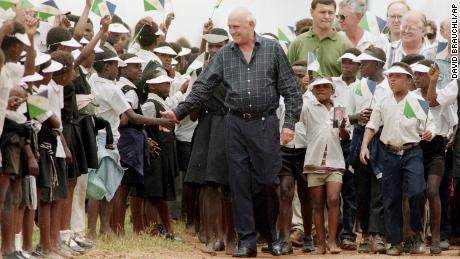 De Klerk bei einer Wahlkampfveranstaltung an einer Schule im Jahr 1994, dem Jahr, in dem er die ersten gemischtrassigen Wahlen in Südafrika verlor.