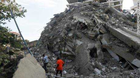 Unter dem eingestürzten Luxushochhaus in Nigeria begrabene Menschen rufen um Hilfe