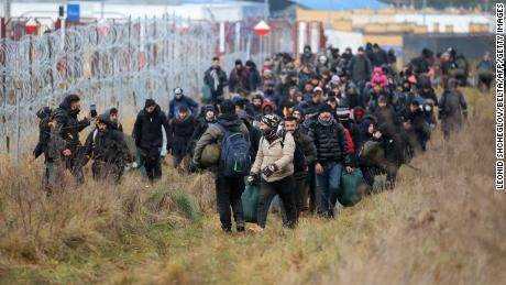 Eine Gruppe von Migranten geht entlang der weißrussisch-polnischen Grenze in Weißrussland'  Region Grodno am 12. November 2021. 