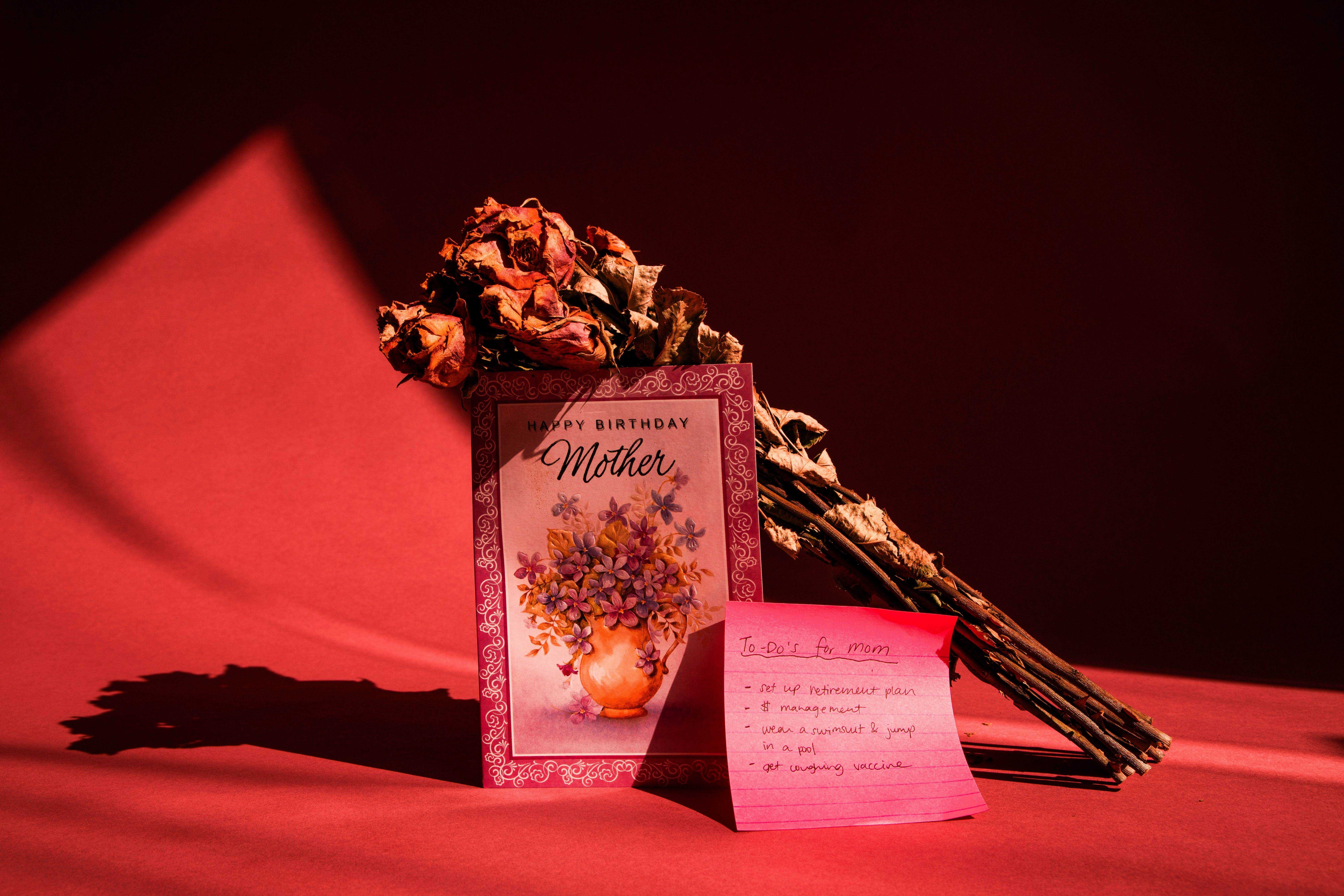 Getrocknete Blumen, eine To-Do-Liste und eine Muttertagskarte.