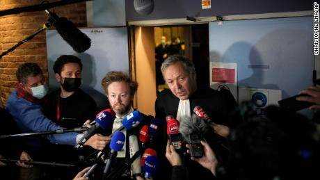 Benzemas Anwälte Sylvain Cormier (rechts) und Antoine Vey antworten Reportern nach dem Urteil.