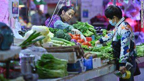 China fordert Familien dringend auf, sich mit Lebensmitteln einzudecken, da sich die Versorgungsherausforderungen vervielfachen