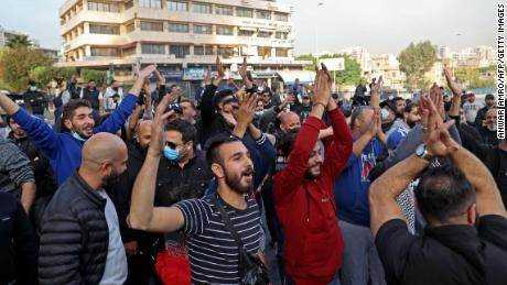 Libanesische Demonstranten klatschen während einer Protestaktion in der Hauptstadt Beirut am 29. November 2021 Parolen, während das Land mit einer tiefen Wirtschaftskrise zu kämpfen hat. 