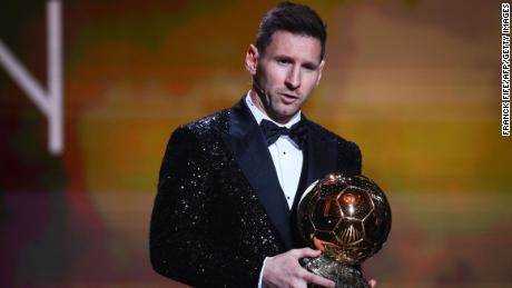 Messi posiert nach der Verleihung des Ballon d'Or.