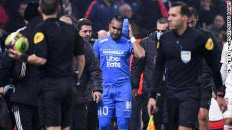 Payet verlässt das Spielfeld, nachdem er während des Spiels zwischen Lyon und Marseille von einer Wasserflasche getroffen wurde, die von der Tribüne geworfen wurde. 