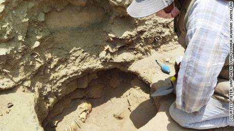 Die unterirdische Grabstätte, an der die Mumie von Forschern in der Nähe von Lima, Peru, gefunden wurde.