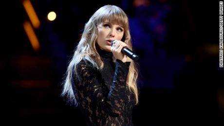 Taylor Swift veröffentlicht "Red (Taylor"s Version),"  eine erweiterte Neuaufnahme ihres klassischen 2012er Albums