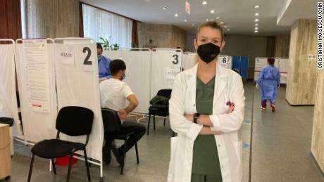 Dr. Alexandra Munteanu, die am 16. November im Impfzentrum Palatul Copiilor in Bukarest zu sehen ist, ist bereit, so viele Menschen wie nötig zu impfen – wenn sie nur kommen würden.