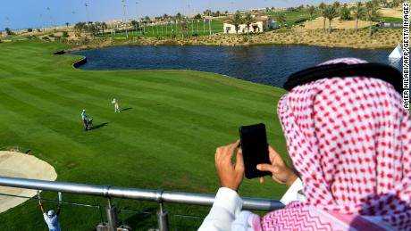 Ein saudischer Mann beobachtet einen Golfspieler, der am 15. November 2020 beim Golfturnier Saudi Ladies International antritt.
