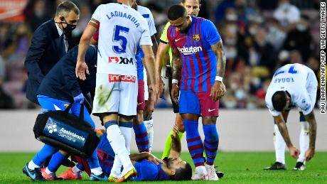 Sanitäter unterstützen Sergio Agüero, nachdem der Argentinier zu Boden gefallen ist.