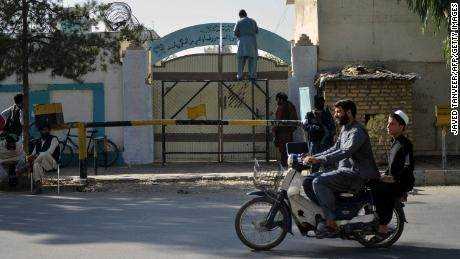 Ein Taliban ersetzt am 20. Oktober an einem Eingangstor eines Regierungsgebäudes in Kandahar ein Schild der Abteilung für Frauenangelegenheiten mit dem Ministerium für die Förderung der Tugend und die Verhinderung von Lastern.