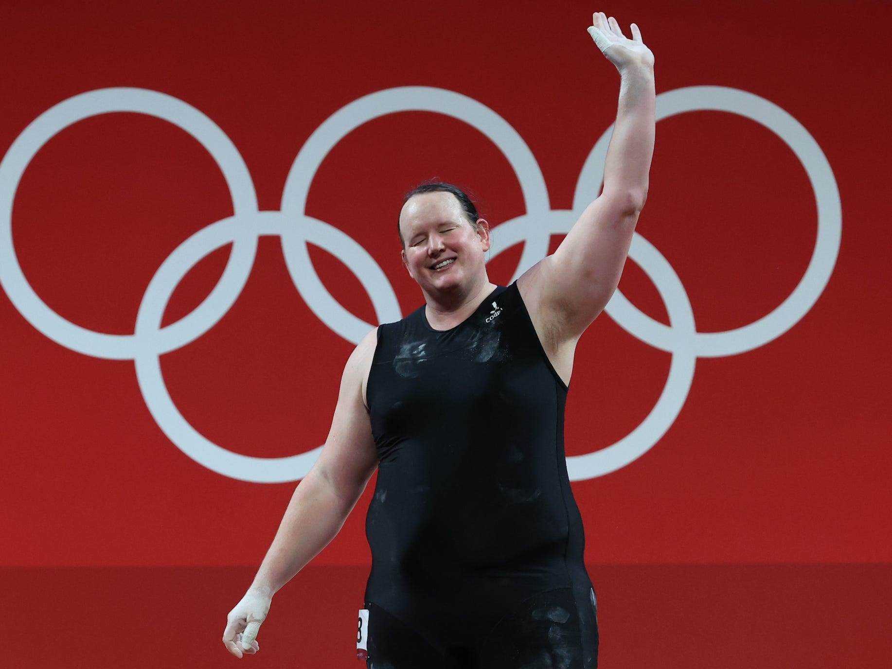 Laurel Hubbard aus Neuseeland winkt beim Gewichtheben bei den Olympischen Spielen in Tokio.
