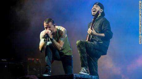 Die Musiker Chester Bennington und Mike Shinoda von Linkin Park, die einst einen Auftritt stoppten, als ein Moshpit außer Kontrolle geriet, treten während der Carnivores Tour am 15. August 2014 in Camden, New Jersey, auf. 