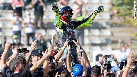 Valentino Rossi winkt am Ende des Valencia Motorcycle Grand Prix.