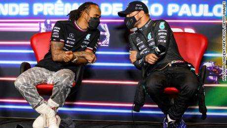   Hamilton und Bottas sprechen während einer Pressekonferenz nach dem Grand Prix von Sao Paolo.