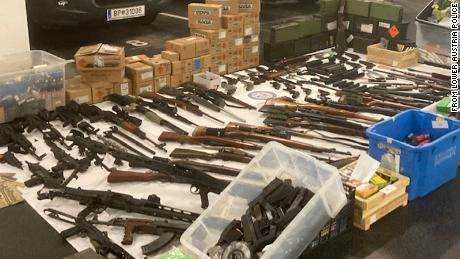 Einige der Waffen, die im Oktober 2021 aus einem Haus in Baden, Österreich, beschlagnahmt wurden. 