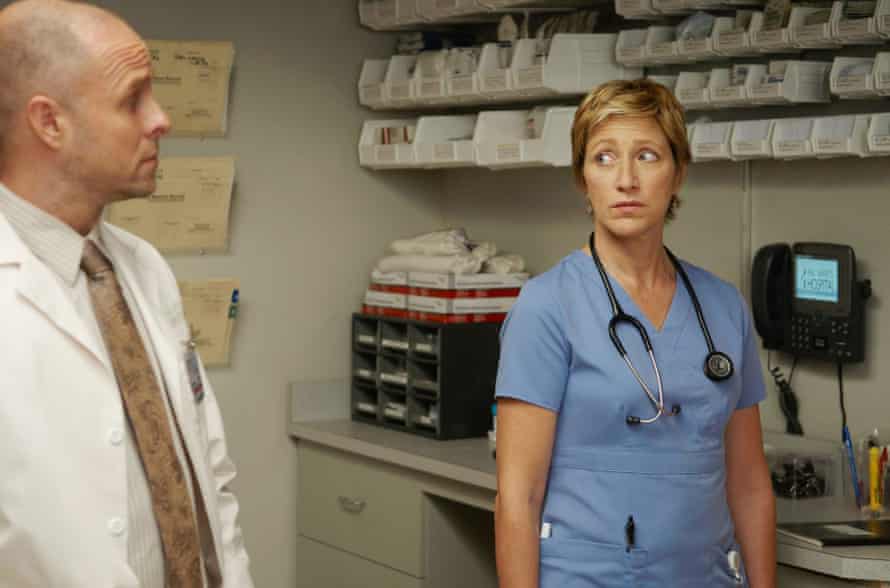 Edie Falco mit Paul Schulze in Krankenschwester Jackie.