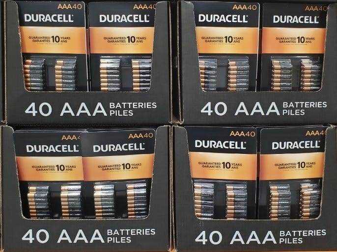 Boxen gefüllt mit Duracell AAA braun-schwarzen Batterien zum Selbstkostenpreis