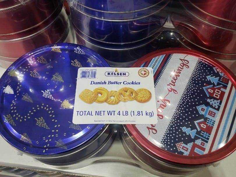 blaue und rote, weiße und hellblaue Dosen mit dänischen Butterkeksen in Plastik verpackt bei Costco