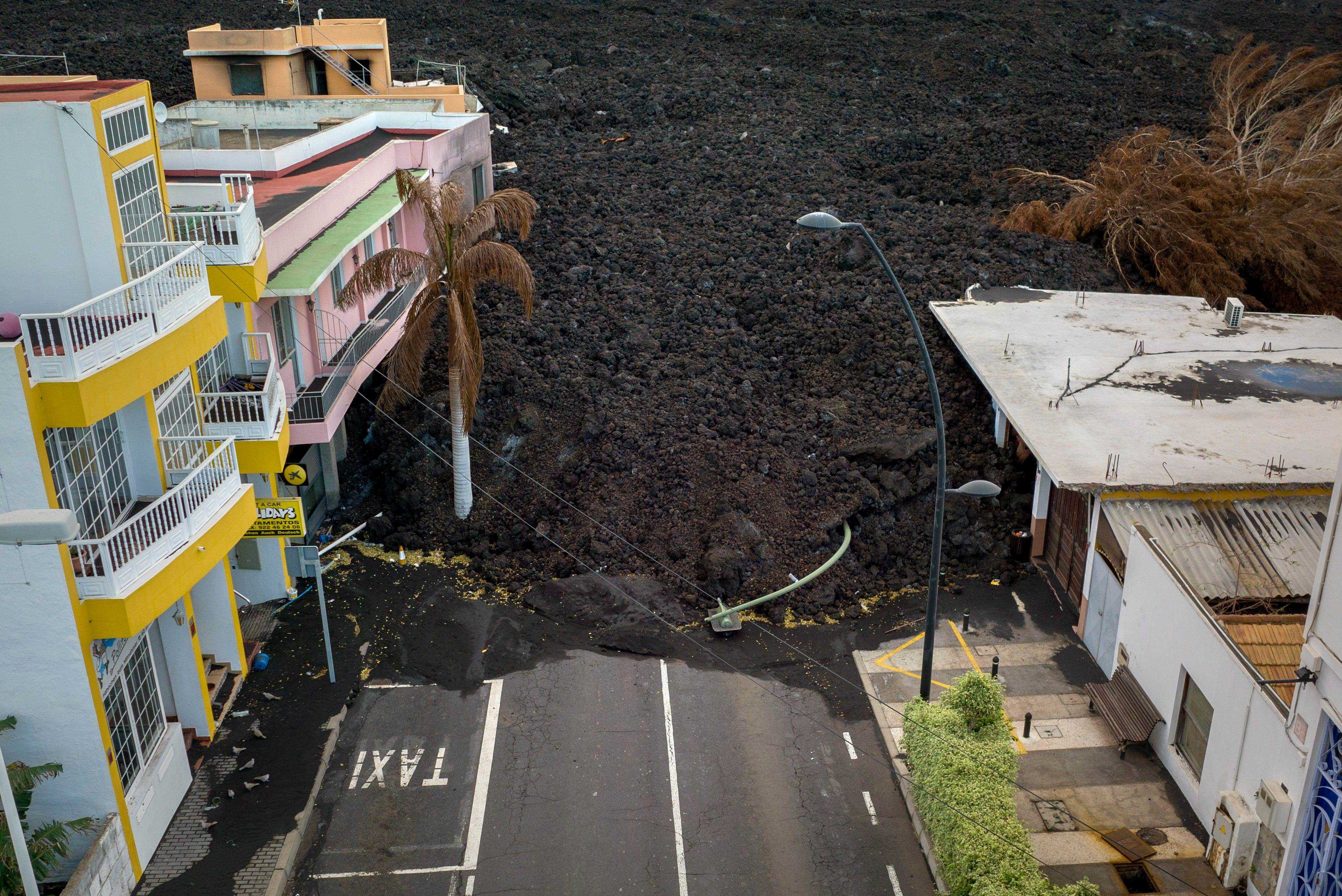 Lavaströme zerstören Häuser in der Stadt La Laguna, während der Vulkan auf der Kanareninsel La Palma, Spanien, Montag, 29. November 2021 weiter ausbricht.