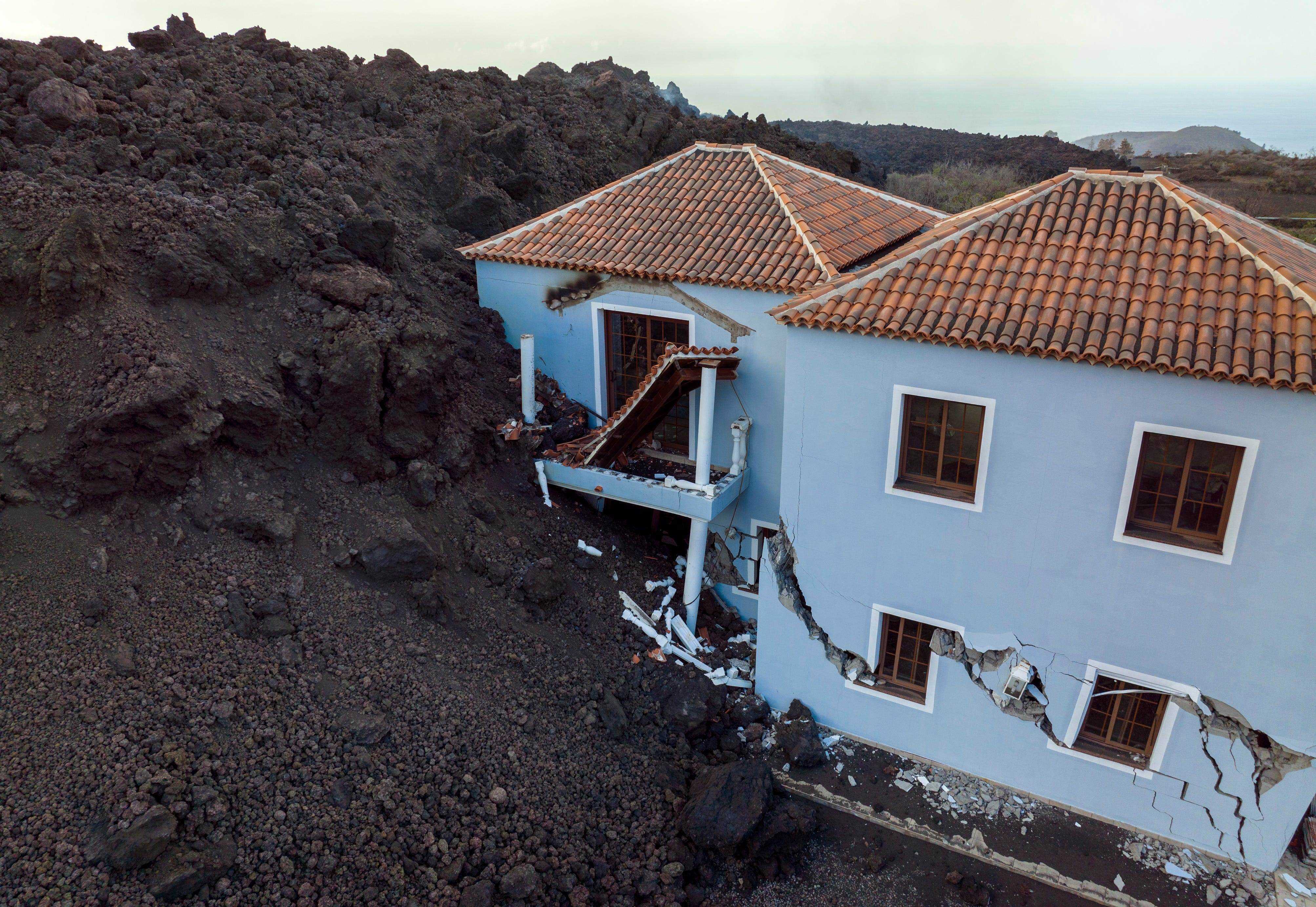 Lava verschlingt ein Haus auf der Kanareninsel La Palma, Spanien,