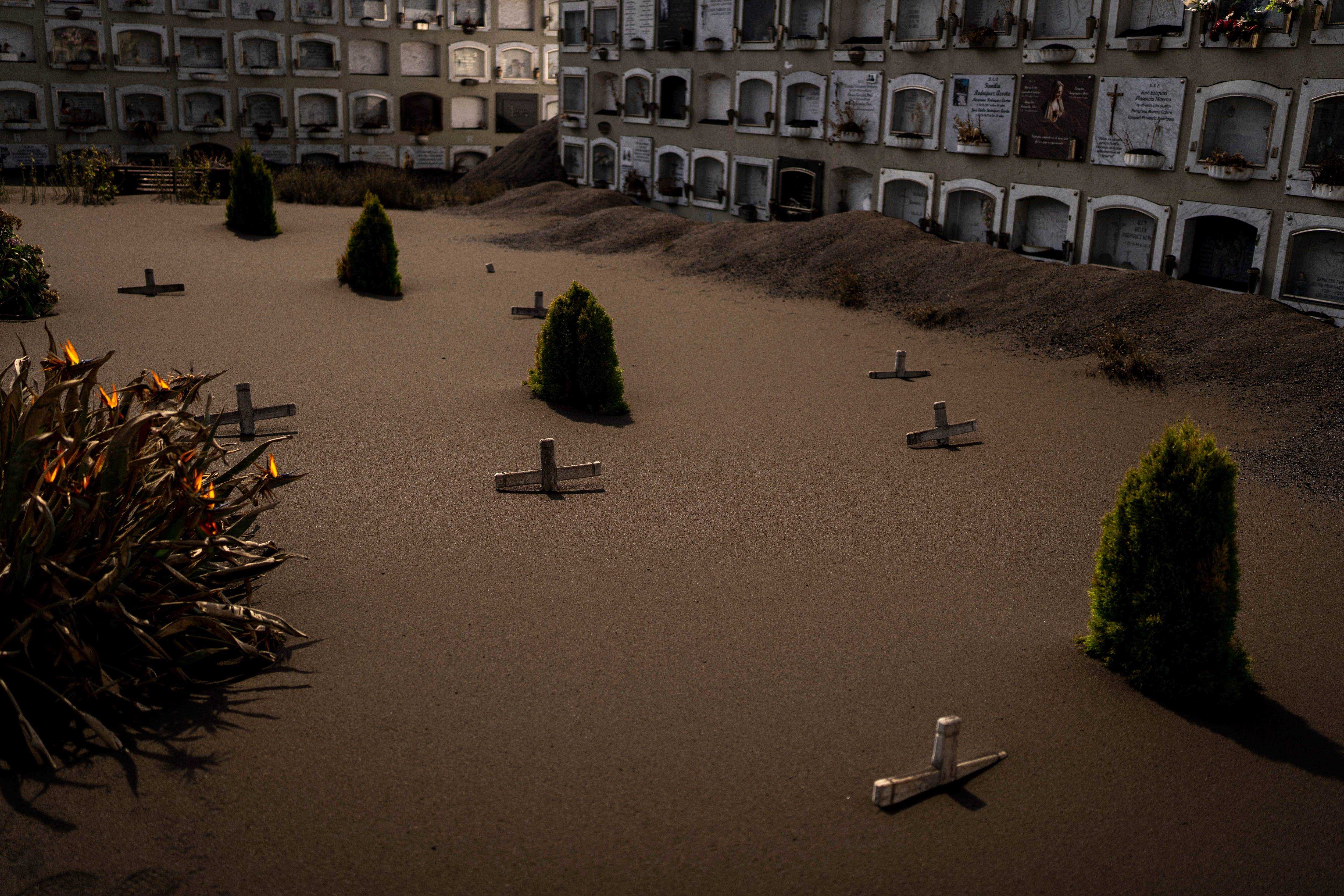Asche bedeckt den Friedhof von La Palma