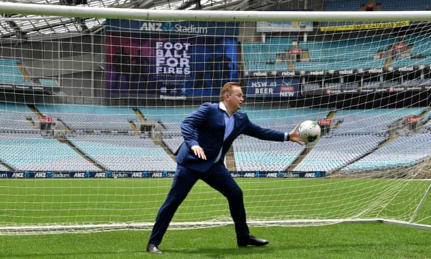 Mark Bosnich rettet während des Starts der Football for Fires Fundraiser in Sydney am Dienstag, den 29. Januar 2020, einen Ball im Tor