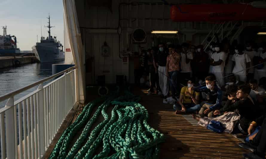 Flüchtlinge, die vor der Küste Libyens gerettet wurden, kommen an Bord der Geo Barents in Augusta, Italien, an.