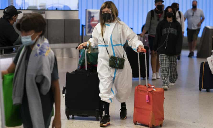 Ein Reisender in einem Schutzanzug läuft am 30. November durch den Ankunftsbereich des internationalen Flughafens von Los Angeles.