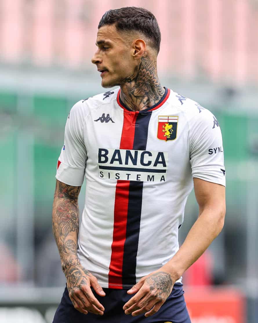Gianluca Scamacca spielte letzte Saison für Genua, mit einem seiner Tattoos auf dem Display