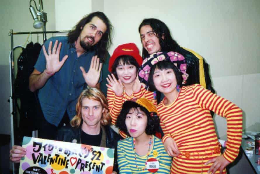 Shonen Knife mit Nirvana in Osaka im Jahr 1992.