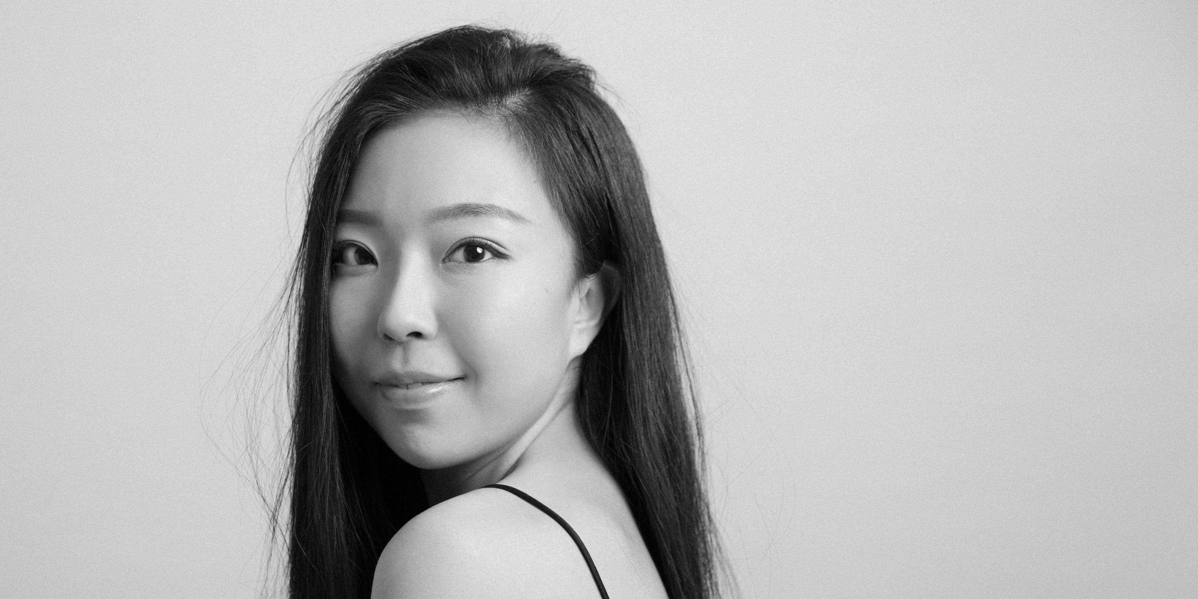 Eine junge Chinesin wird in Schwarzweiß fotografiert