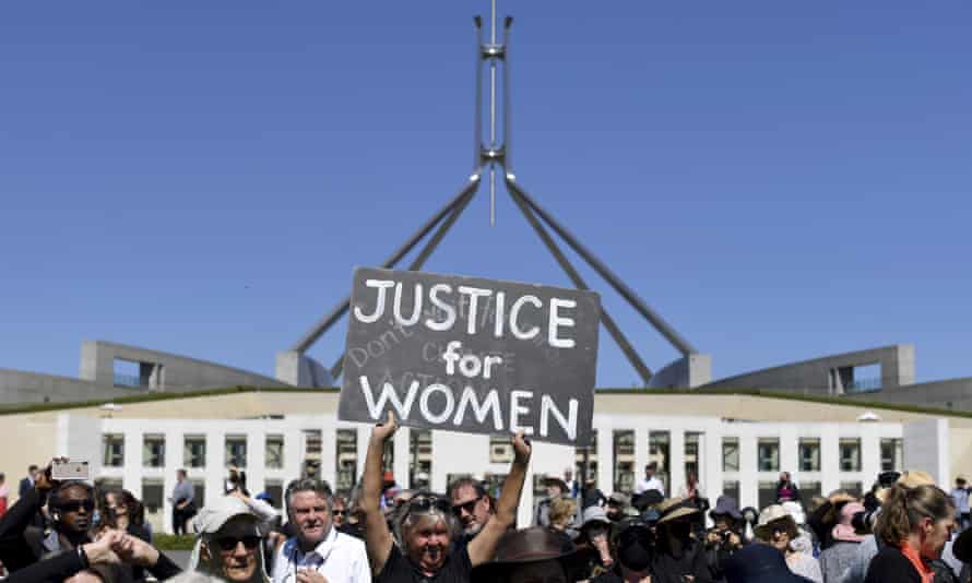 Eine Demonstrantin hält ein Plakat während der Frauenjustiz am 4. März in Canberra