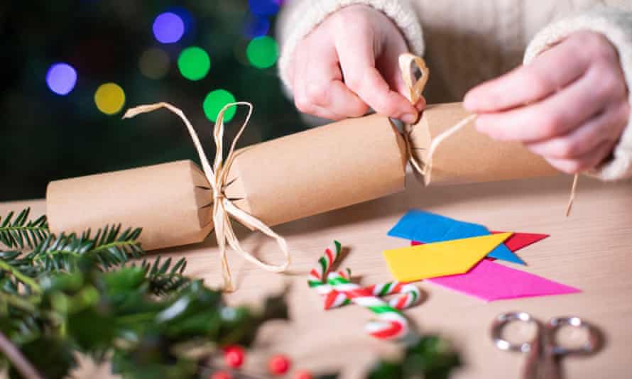 Die eigenen Weihnachtscracker zu machen ist eine Möglichkeit, nachhaltiger zu sein