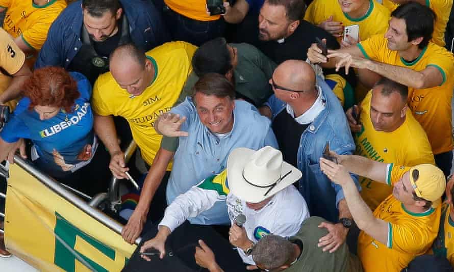 Brasiliens Präsident Jair Bolsonaro winkt, als er sich im September Tausenden von Anhängern in São Paulo anschließt
