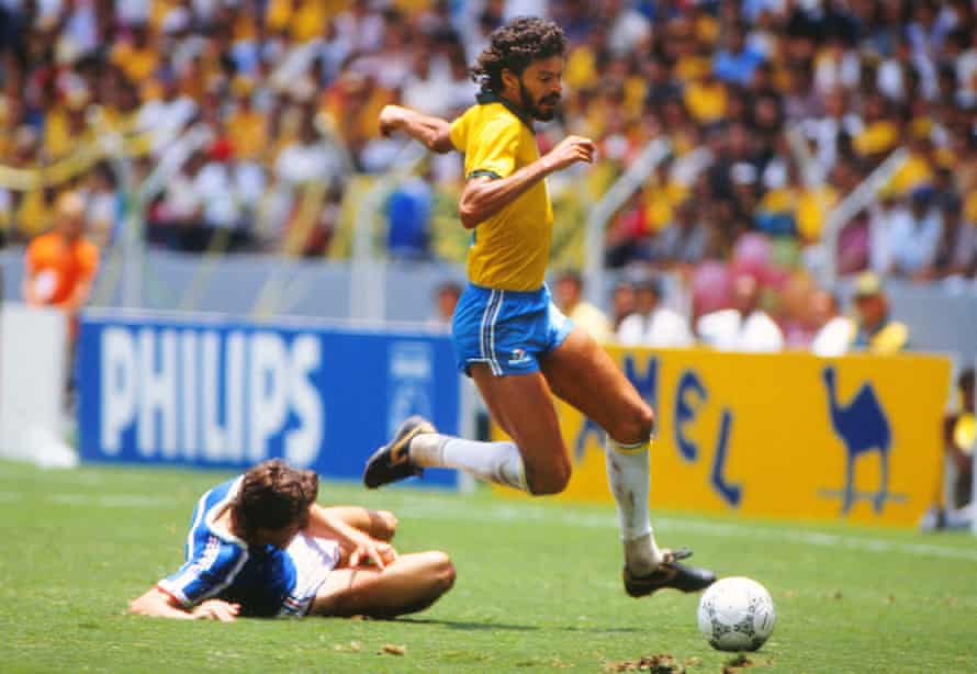 Sócrates weicht einem Zweikampf des Franzosen Luis Fernández bei der WM 1986 aus
