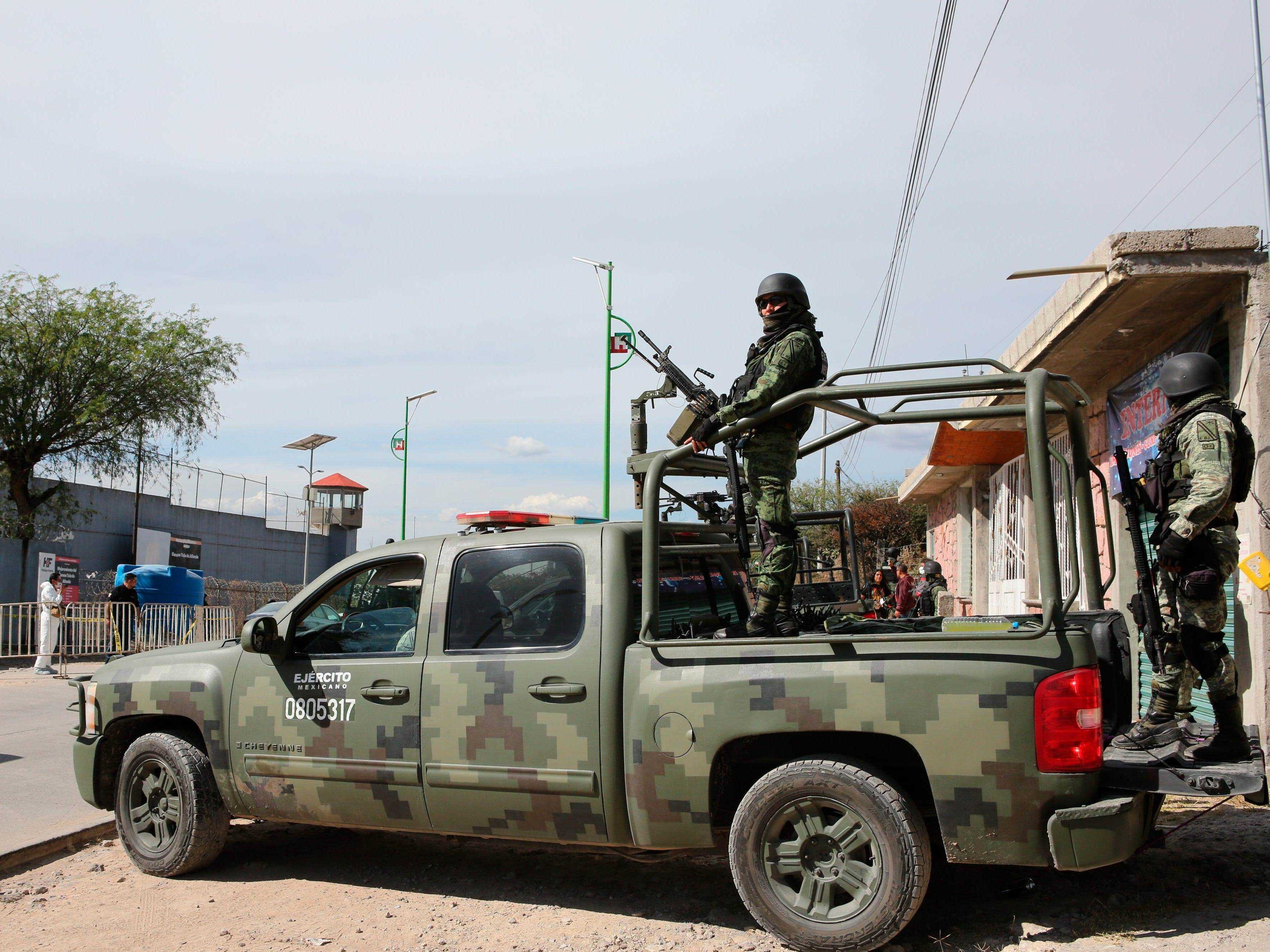 Soldaten der mexikanischen Armee stehen Wache vor einem Gefängnis