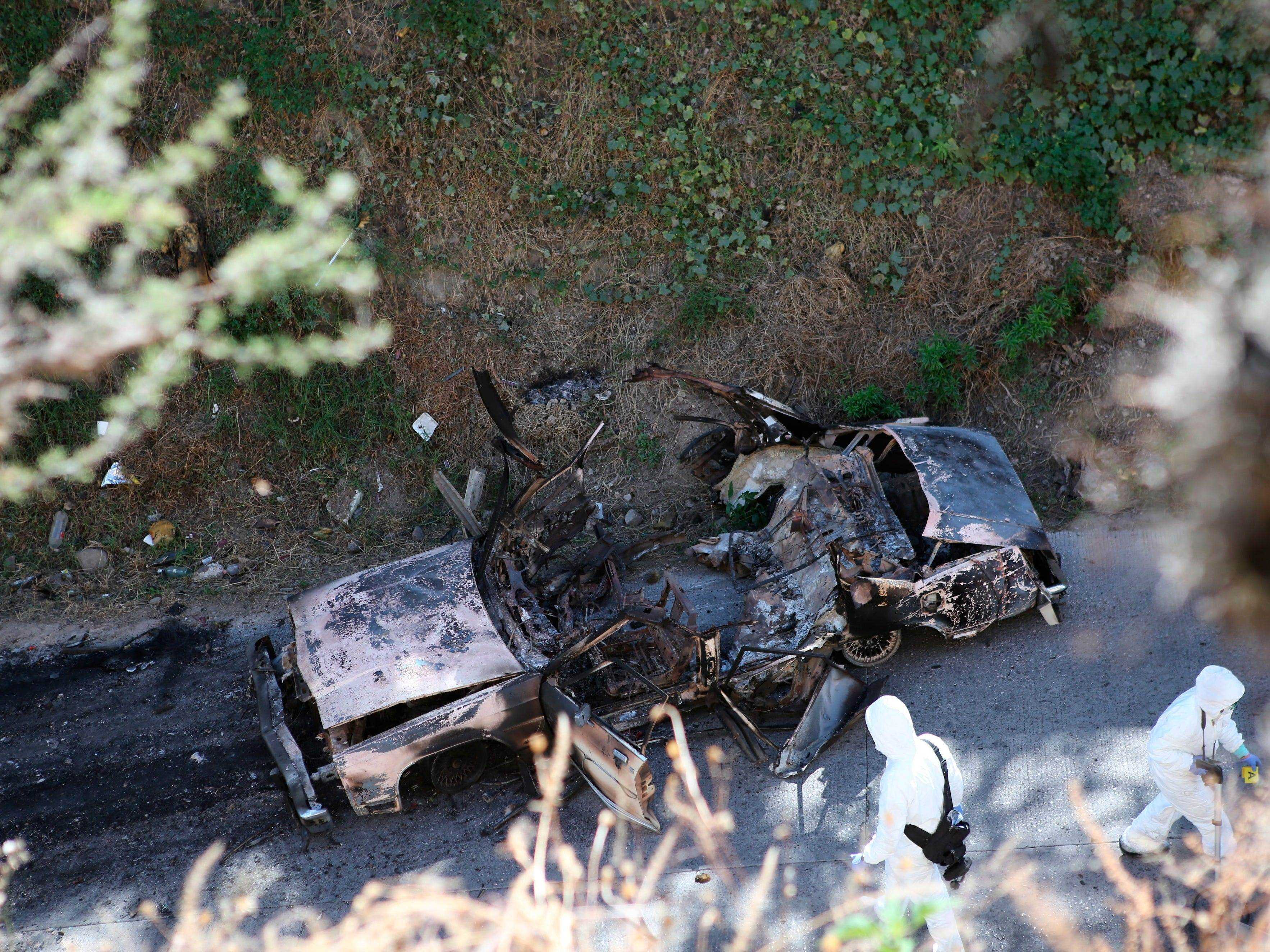 Ausgebranntes Auto in Tula, Mexiko