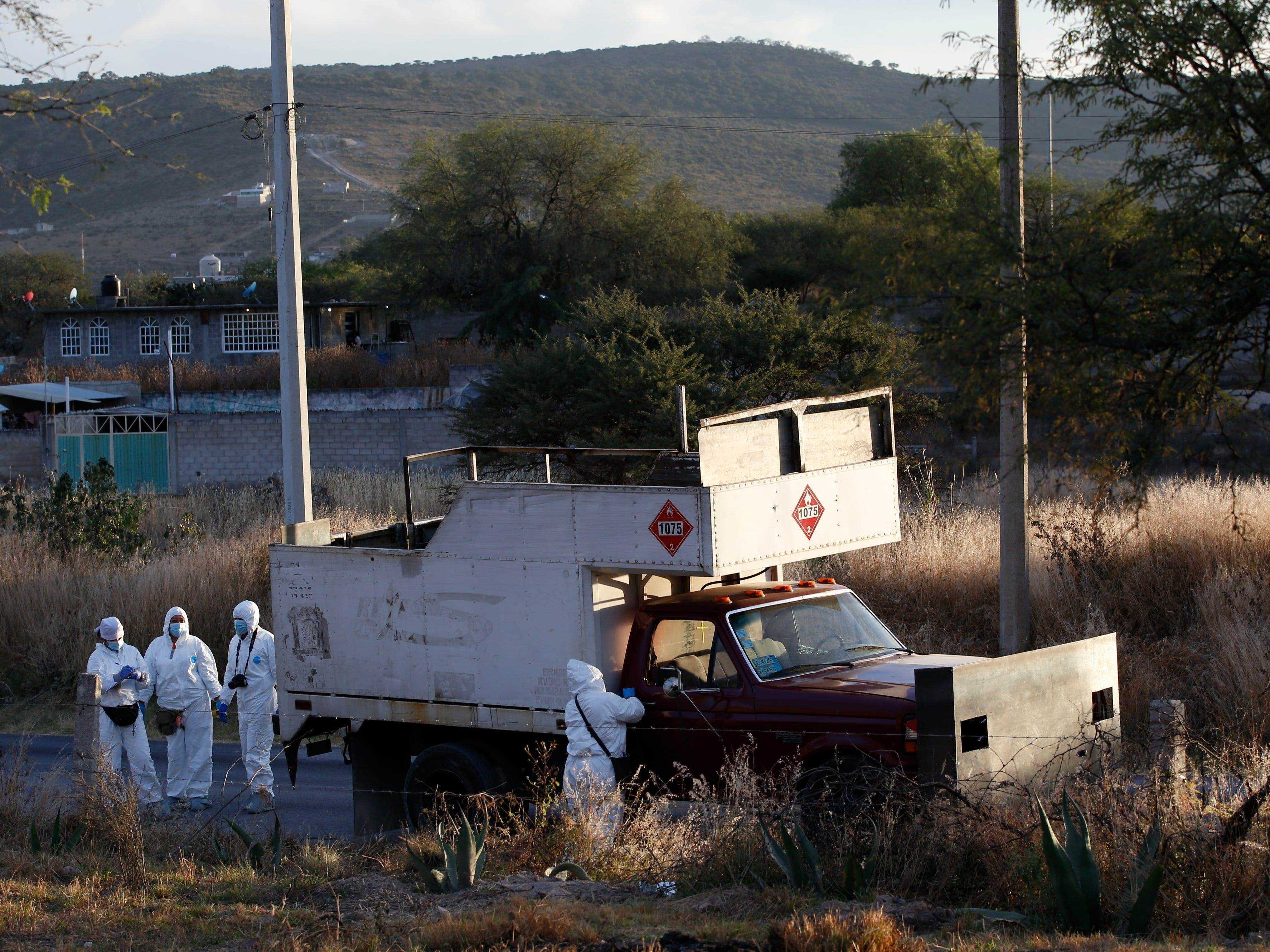 Die Polizei inspiziert einen verlassenen Lastwagen in Tula, Mexiko