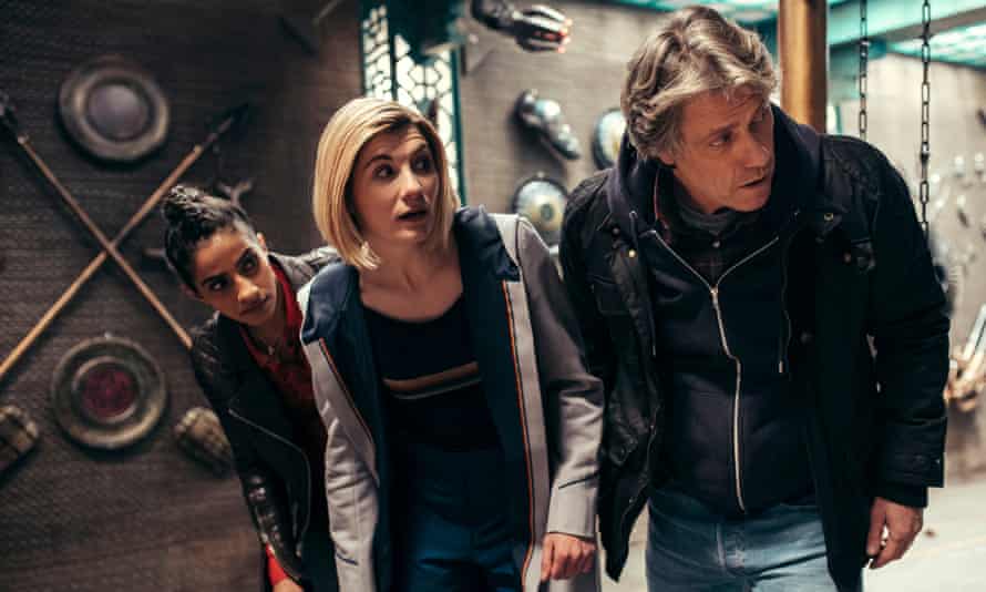 Mandip Gill, Jodie Whittaker und John Bishop in Doctor Who: Flux.