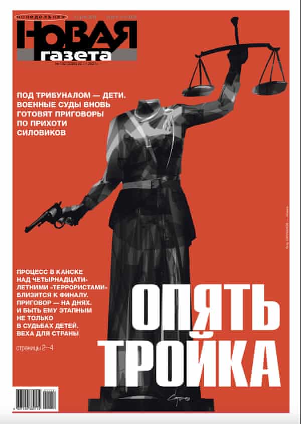 Eine aktuelle Ausgabe der Novaya Gazeta.  In der Titelgeschichte heißt es „Die Troika ist zurück“ und bezieht sich auf Militärgerichte, die den Gerichten der Geheimpolizei aus der Stalin-Ära ähneln.