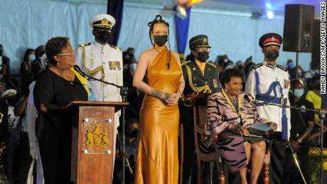 Rihanna (dritte von links) wurde während einer Zeremonie zur Ausrufung von Barbados zur Republik und der Amtseinführung des ersten Präsidenten des Landes auf dem Heroes Square in Bridgetown am 30. 