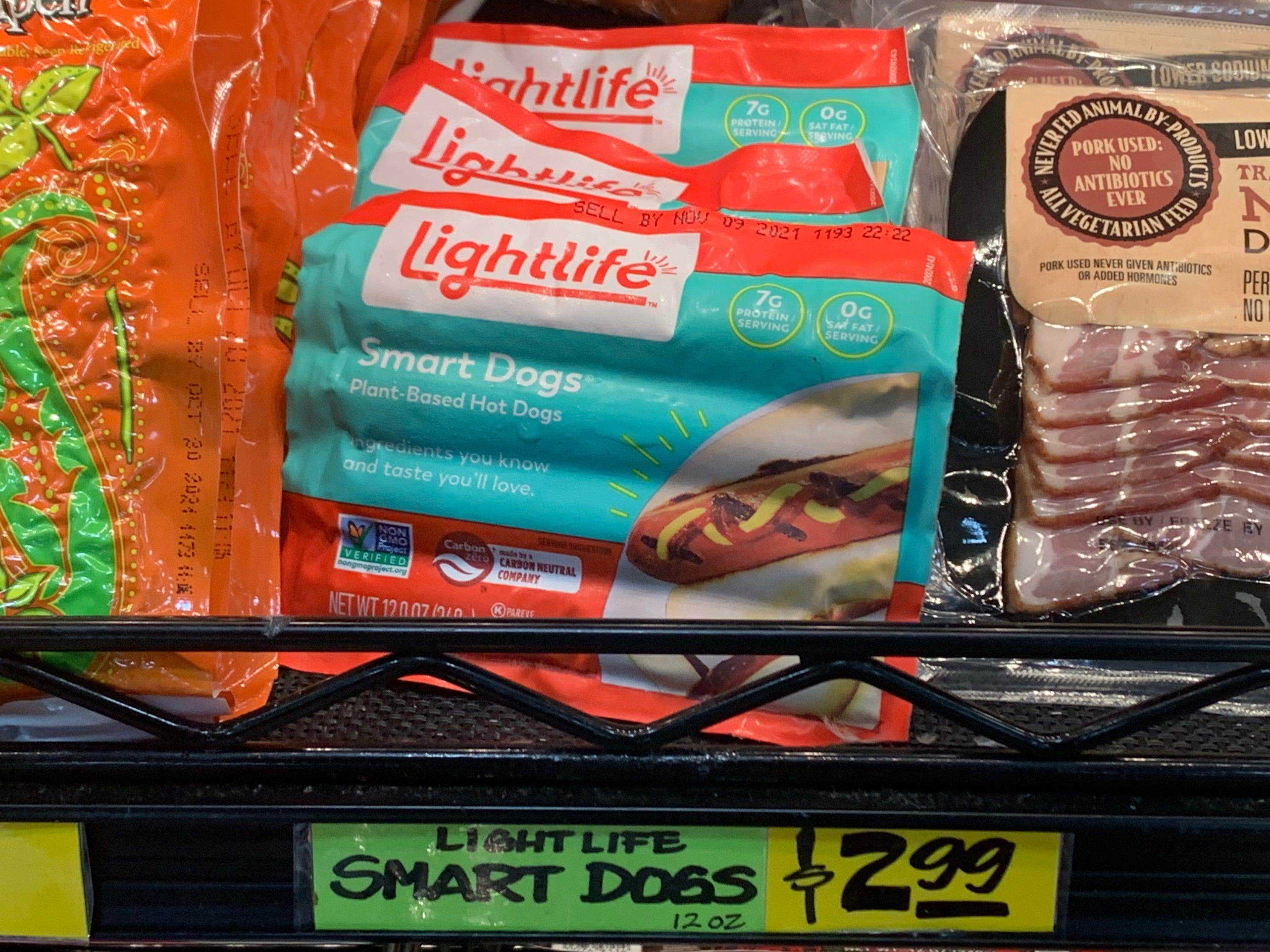 lightlife Soja-Hotdogs in einer Kühlbox bei Trader Joe