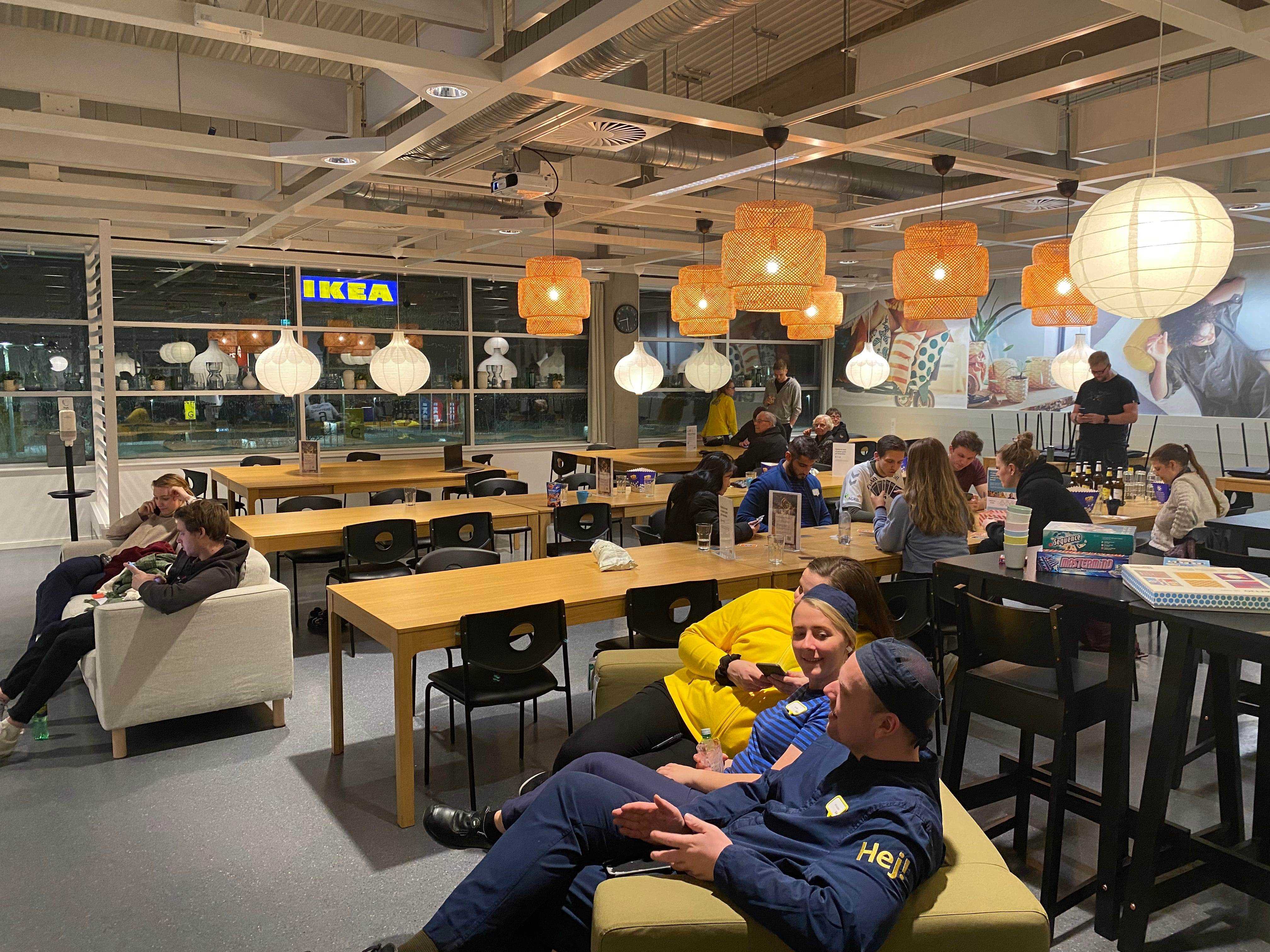 Gefangen von einem Schneesturm hängen Kunden und IKEA-Mitarbeiter in der Betriebskantine ab.