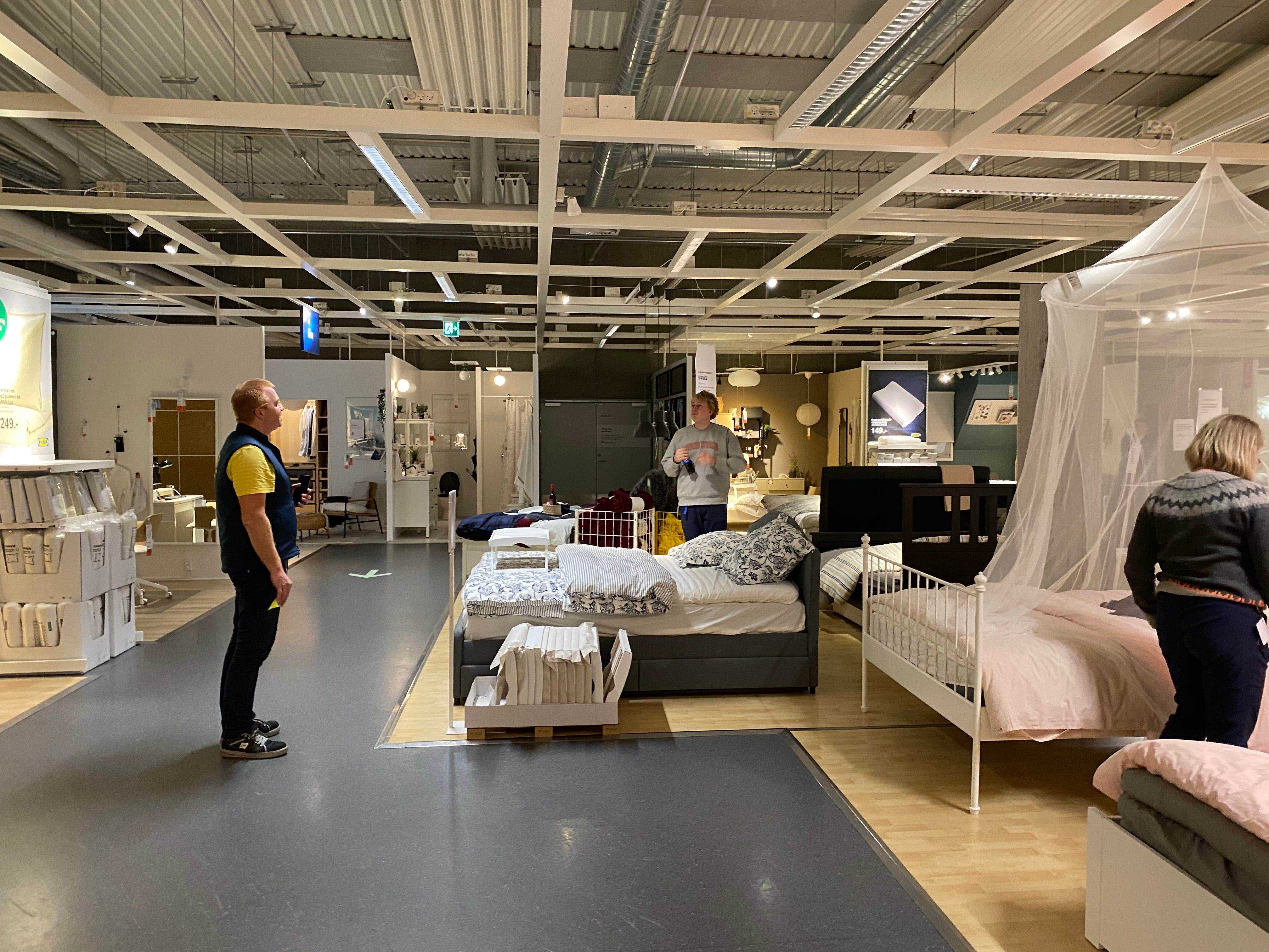 Peter Elmose (L) sieht zu, wie Kunden und Mitarbeiter im IKEA-Showroom Betten zum Schlafen auswählen.