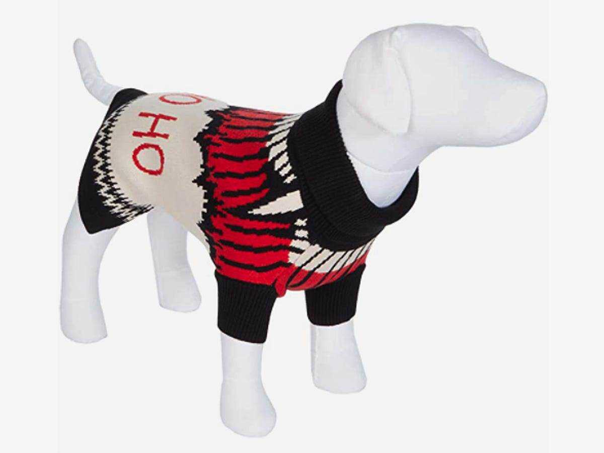 weiße Hundepuppe mit schwarz-rotem Fair-Isle-Pullover mit rotem Text 