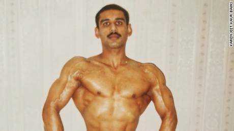 Becken'  Vater, Kuldip Singh Bains, ist ein ehemaliger Bodybuilder und Powerlifter. 