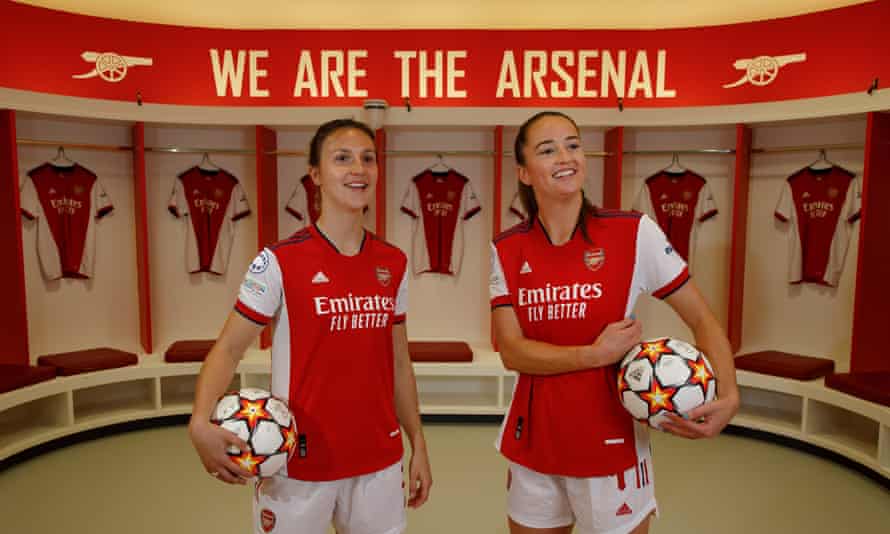 Lotte Wubben Moy (links) und Anna Patten in der Umkleidekabine von Arsenal im Emirates Stadium.