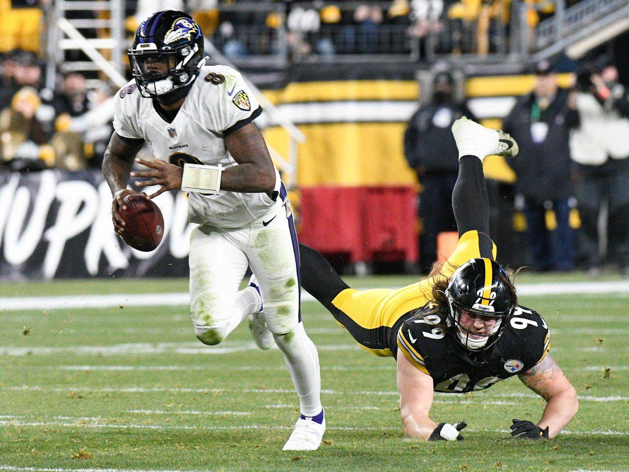 Lamar Jackson entkommt einem Verteidiger gegen die Pittsburgh Steelers.
