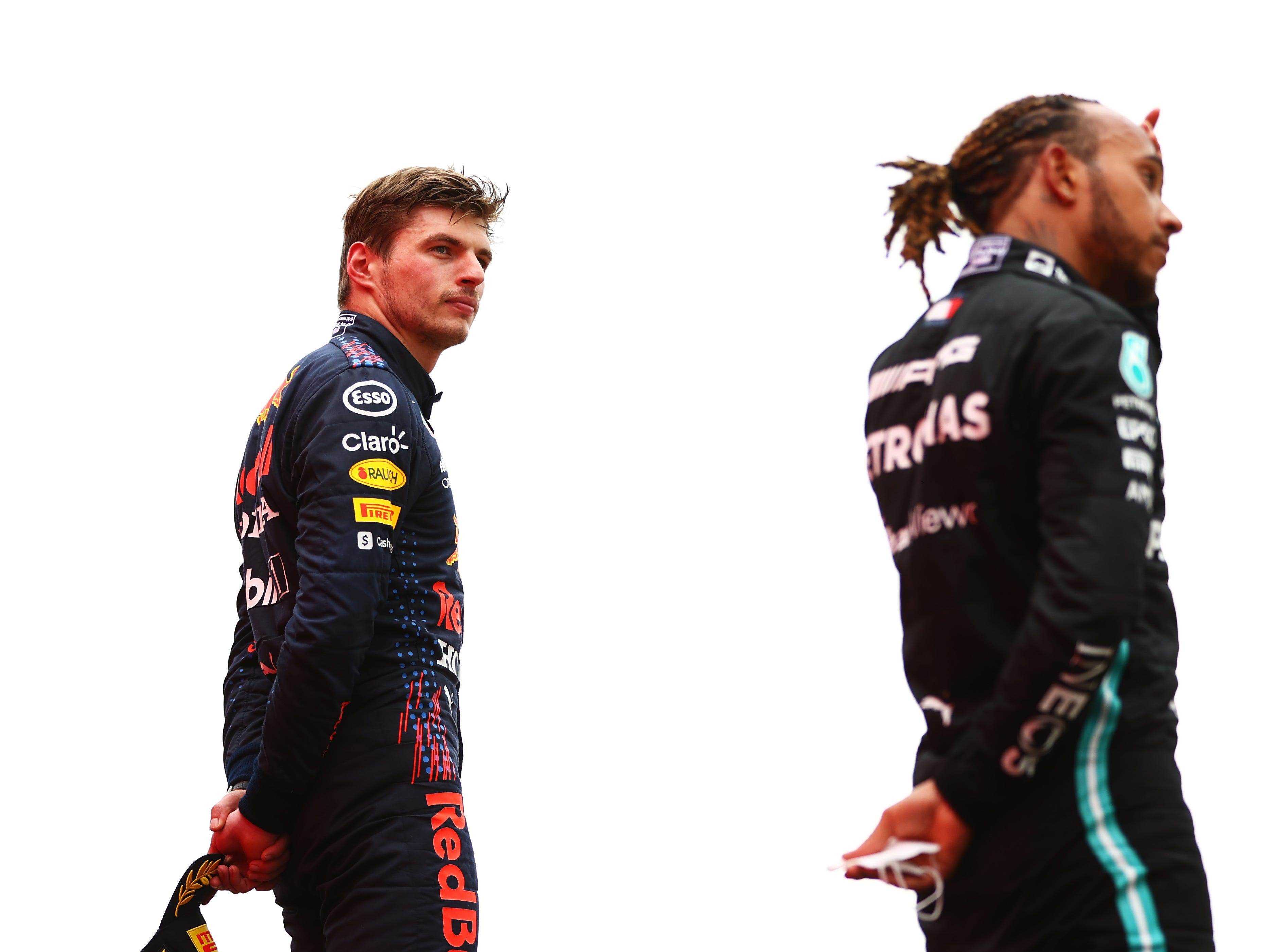 Max Verstappen betrachtet Lewis Hamilton vom Siegertreppchen aus.